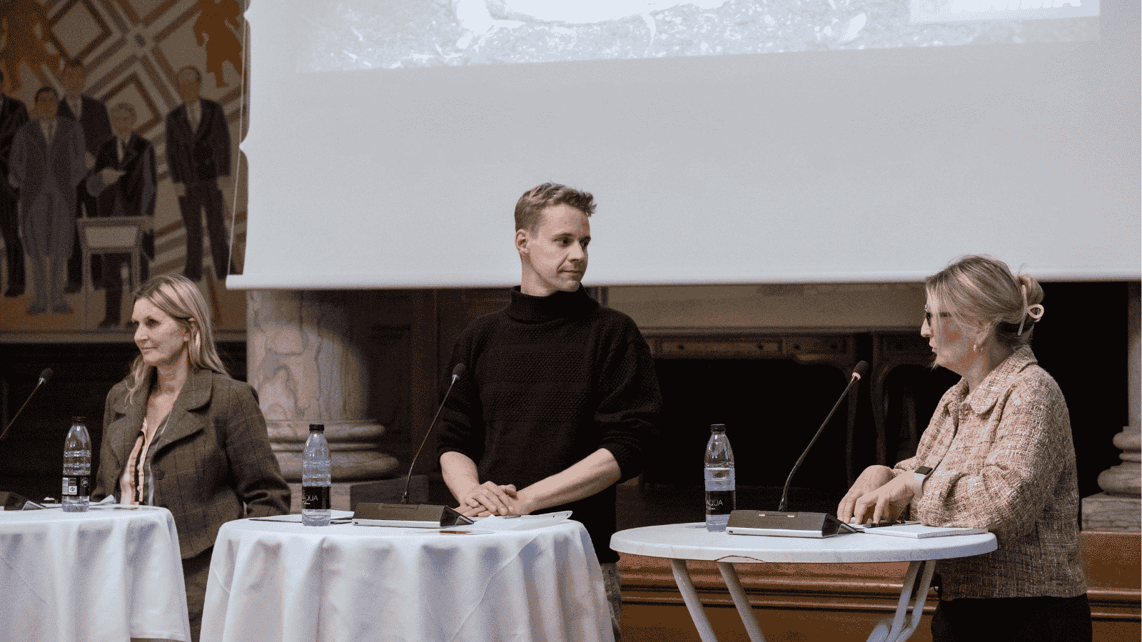 Line Krogh Lay (RV), Rasmus Vestergaard Madsen (Ø) og Birgitte Vind (S) er på scenen
