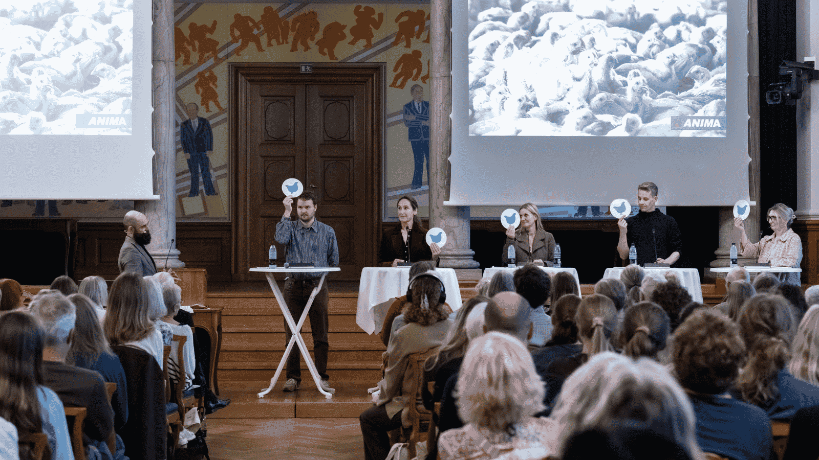 De fem politikere signalerer med skilte, at de alle vil gøre noget for kyllinger inden næste folketingsvalg